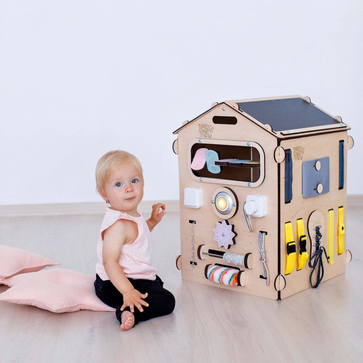 BusyKids Activity -leikkimökki – valmistajan tuotekuva