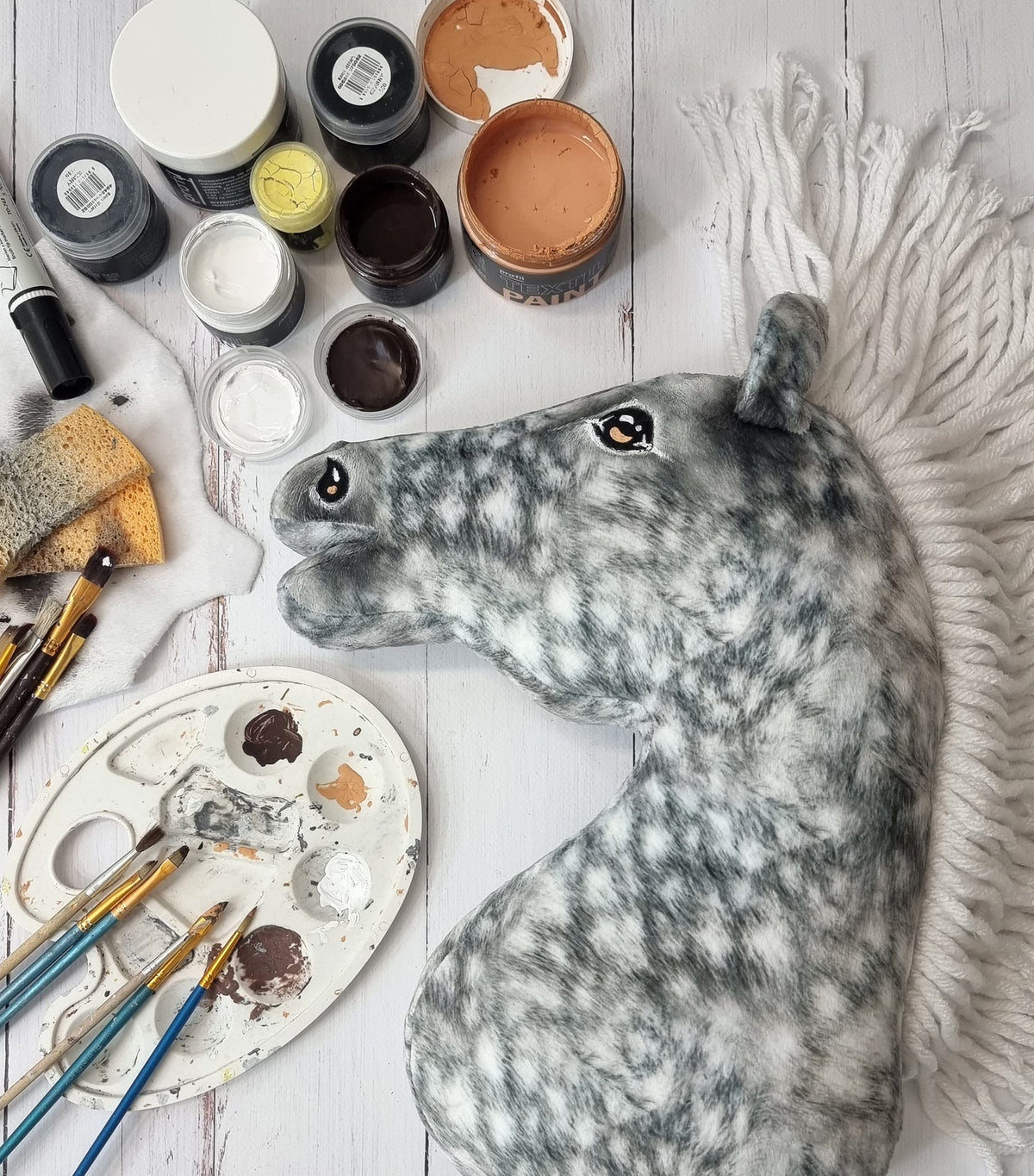 Super Hobby Horse Premium A3 – omenakimo, valkoinen harja – valmistajan kuva 2; kuvan varusteet eivät määritä paketin sisältöä