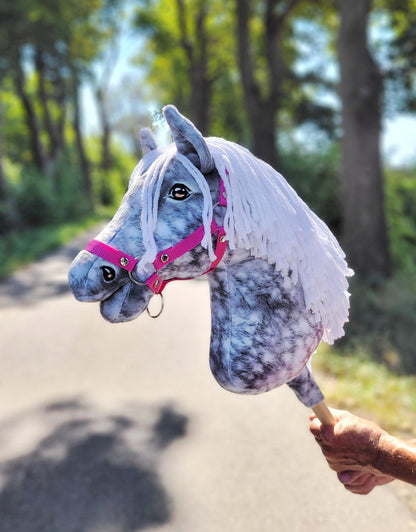 Super Hobby Horse Premium A3 – omenakimo, valkoinen harja – valmistajan kuva 10; kuvan varusteet eivät määritä paketin sisältöä