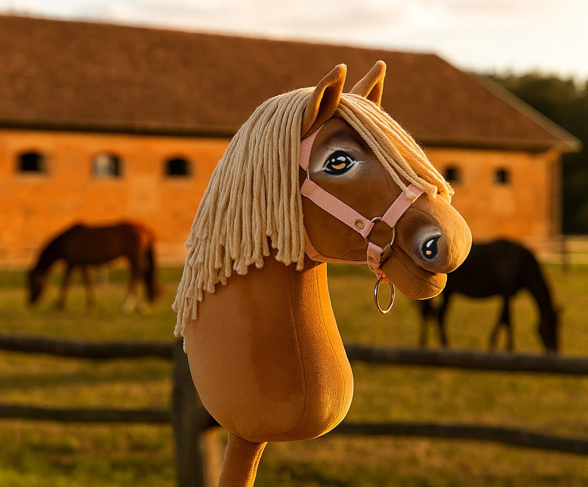 Super Hobby Horse Premium A3 – palomino – valmistajan kuva 4; kuvan varusteet eivät määritä paketin sisältöä