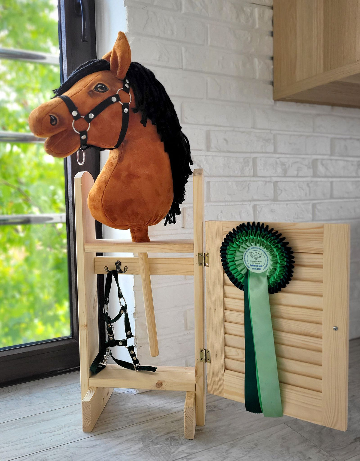 Super Hobby Horse – yhden hevosen talli – valmistajan kuva 8; hevoset ja varusteet ovat käyttöesimerkkejä