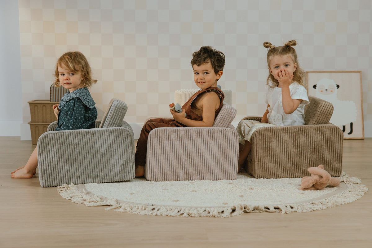 Erivärisiä Shappy Lumi -lasten nojatuoleja käytössä